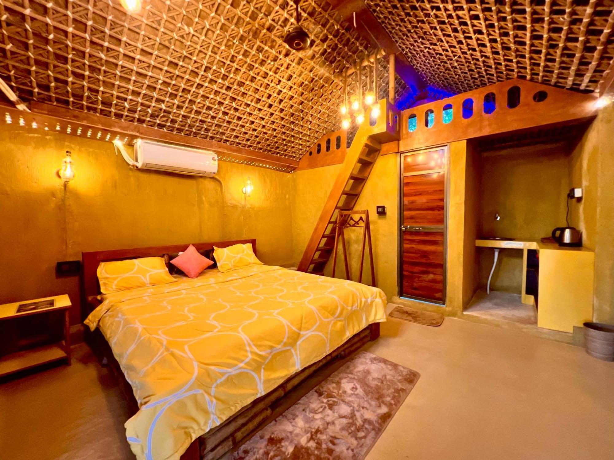 La Pahi Palace- Banquet And Resort Sakri East Экстерьер фото